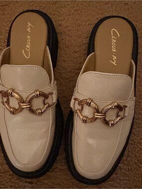 Circus by Sam Edelman Cream Leather Chain-Trim Mules